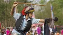 Seorang pria berpakaian seperti prajurit tradisional melakukan ritual 'Ujungan' atau tari sabet di Desa Karang Jati, Banjarnegara, Jateng, Jumat (23/10). Pertarungan rotan antara dua orang ini merupakan ritual untuk meminta hujan. (REUTERS/Nicholas Owen)