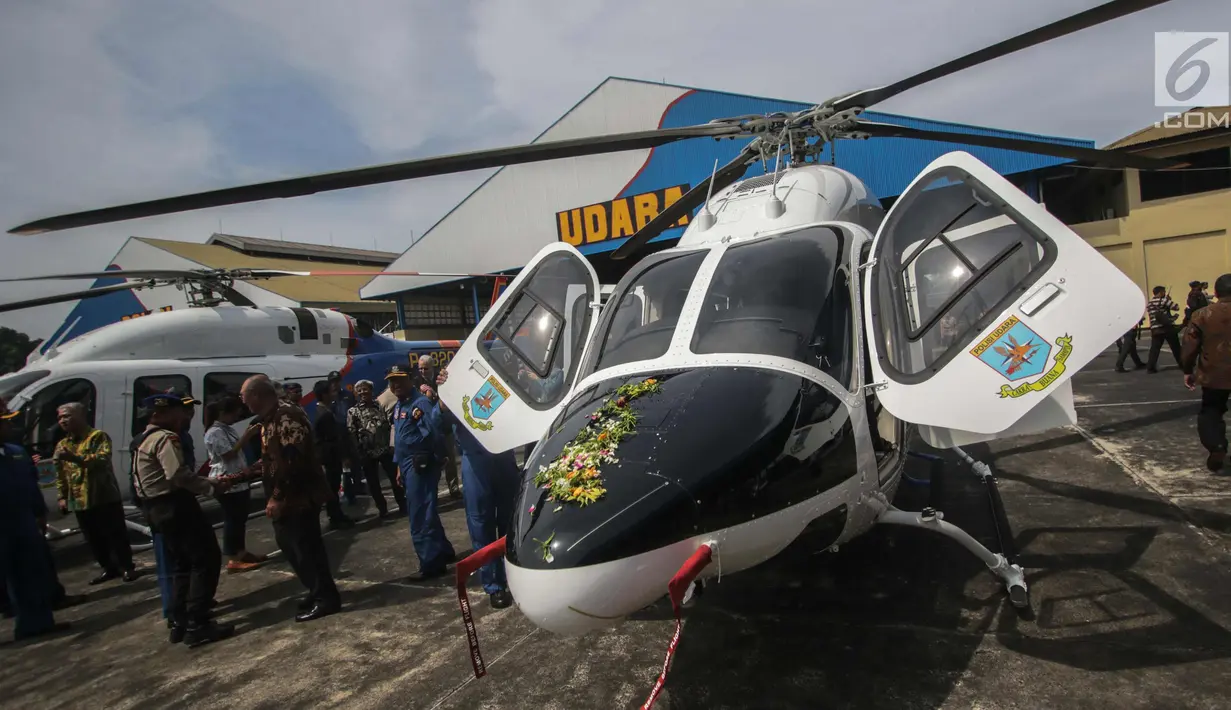 Dua helikopter jenis Bell 429 IGW dari PT Multi Pasific California terlihat saat HUT Korpolairud ke-67 di lapangan udara, Pondok Cabe, Tangerang, Selasa (5/11). Dua helikopter tersebut untuk menambah kekuatan polisi udara. (Liputan6.com/Faizal Fanani)