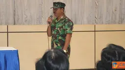 Citizen6, Surabaya: Kabagkum Kobangdikal Letkol Laut (KH) Ida Kade Sadnyana, memberikan ceramah hukum dalam program Pembinaan dan Latihan (Binlat), di Gedung R.E. Martadinata, Kesatrian Bumimoro, Surabaya, Kamis (2/8). (Pengirim: Penkobangdikal).