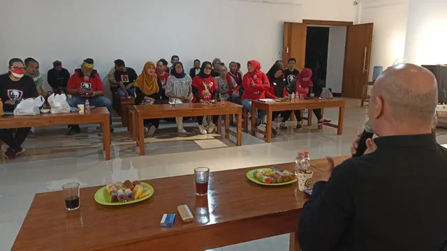Relawan pasangan capres-cawapres Ganjar Pranowo dan Mahfud MD yang tergabung dalam Ganjarist menggelar konsolidasi di Yogyakarta, pada Minggu (12/11/2024).