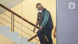 Wali Kota Bekasi Rahmat Effendi alias Pepen menaiki tangga untuk diperiksa di Gedung KPK, Jakarta, Rabu (5/1/2021). Mereka diamankan sekitar pukul 14.00 WIB. Selain mengamankan Bang Pepen, KPK juga mengamankan sejumlah uang. (Liputan6.com/Faizal Fanani)