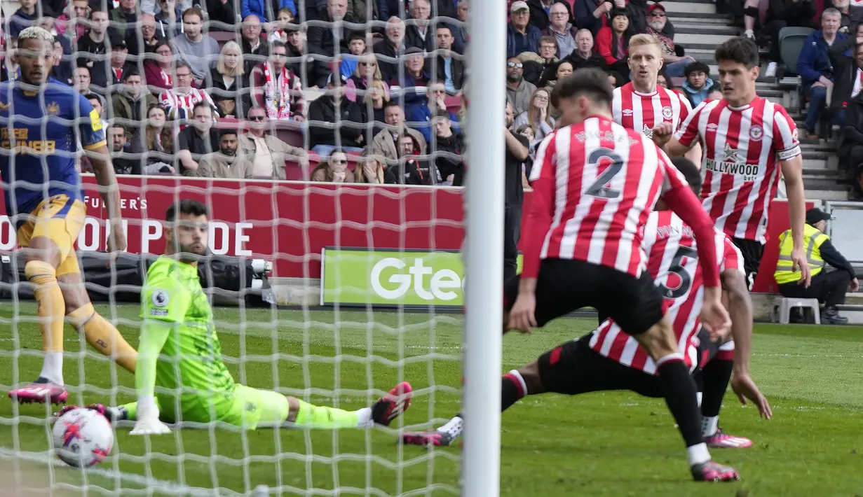 Striker Newcastle United, Joelinton (kiri) mencetak gol penyeimbang 1-1 ke gawang Brentford pada pada laga lanjutan pekan ke-30 Liga Inggris 2022/2023, Sabtu (8/4/2023) di Gtech Community Stadium, London. (AP Photo/Alastair Grant)