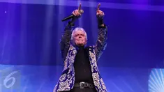 Grup soft rock asal Australia, Air Supply saat menggelar konser "40th Anniversary" di Jakarta, Jumat (3/3). (Liputan6.com/Herman Zakharia)