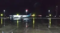 Pesawan yang mengangkut WNI ABK Diamond Princess mendarat di Bandara Kertajati, Majalengka. (Liputan6.com/Panji Prayitno)