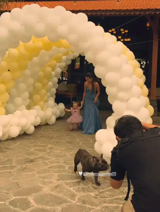 Momen spesial ini dirayakan Jennifer dengan menggelar pesta di tempat outdoor yang indah. “Our hunny’s 1st birthday party @dalliwassink,” tulis Jennifer di keterangan unggahannya.