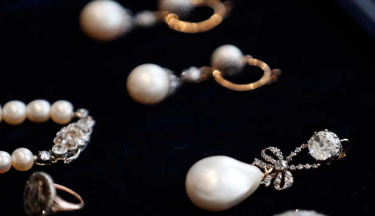 Foto pada 19 Oktober 2018, liontin mutiara mendiang Ratu Prancis, Marie Antoinette (1755-1793) dan anting-anting di Sotheby, London. Terjual dengan harga US$ 36 juta menjadikan mutiara tersebut sebagai mutiara termahal di dunia. (AP/Frank Augstein)