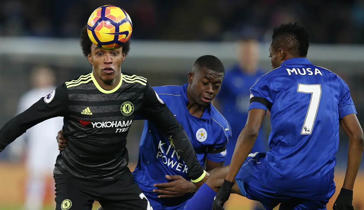 Gelandang Chelsea, Willian, berusaha melewati hadangan gelandang Leicester, Ahmed Musa, pada laga Liga Inggris di Stadion King Power, Inggris, Sabtu (14/1/2017). (AFP/Adrian Dennis)