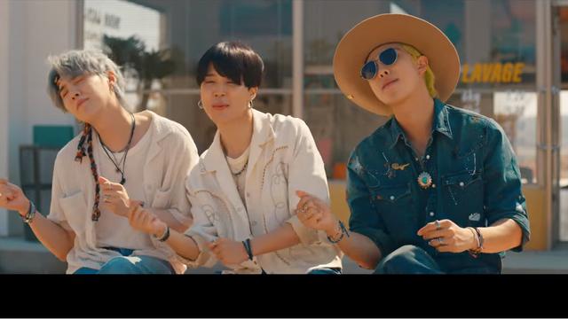 Suga, Jimin, dan RM dari BTS pada MV Permission to Dance.