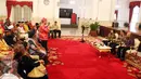 Presiden Joko Widodo dan Menteri Kehutanan dan Lingkungan Hidup Siti Nurbaya mendengarkan anggota Aliansi Masyarakat Adat Nusatara di Istana Negara, Jakarta, Rabu (22/3). Dalam pertemuan tersebut dibahas persoalan tanah adat. (Liputan6.com/Angga Yuniar)