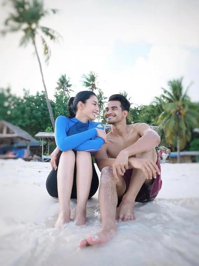 6 Gaya Santai Tyas Mirasih dan Tengku Tezi Liburan Bareng ke Sulawesi, Tampil Kompak dan Serasi