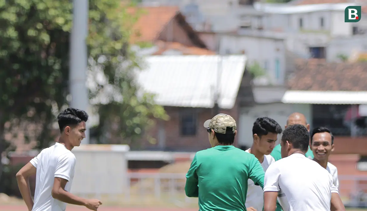 Ada kejadian menarik ketika latihan yang digelar dibawah sengatan terik sinar matahari Surabaya tersebut. Marselino Ferdinan yang sedang bersiap menyusul rekannya kedapatan dihampiri oleh Shin Tae-yong. (Bola.com/Ikhwan Yanuar)