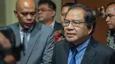Mantan Menko Kemaritiman Rizal Ramli memberikan keterangan setibanya di Bareskrim Polri, Jakarta, Senin (26/11). Rizal diperiksa sebagai pelapor atas dugaan pencemaran nama baik dengan terlapor Ketum Partai Nasdem Surya Paloh. (Liputan6.com/Faizal Fanani)