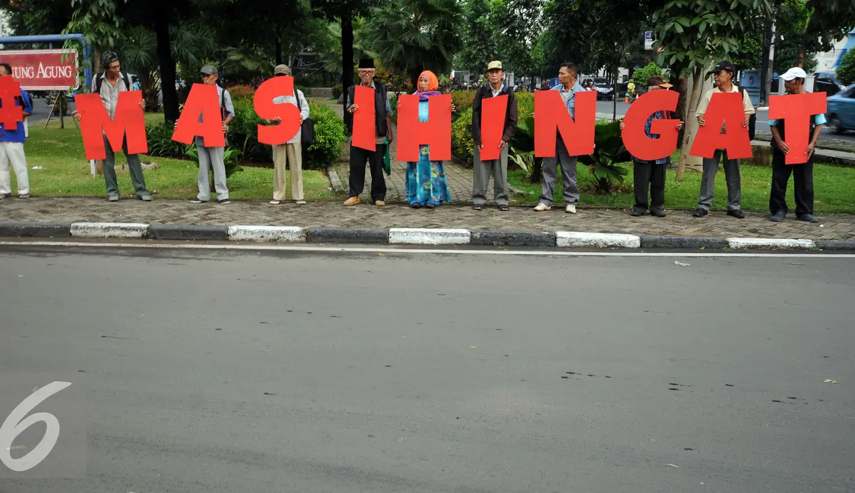 Sejumlah keluarga korban kekerasan melakukan aksi #masihingat di kawasan Taman Gunung Agung Jakarta, Rabu (29/6). Aksi ini mengajak masyarakat mengingat masih banyak kasus pelanggaran HAM yang belum dituntaskan. (Liputan6.com/Helmi Fithriansyah)
