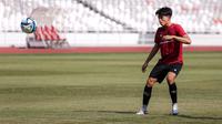 Pemain Timnas Indonesia U-17, Ji Da-bin melakukan latihan menembak mistar gawang menjelang Piala Dunia U-17 2023 di Stadion Utama Gelora Bung Karno (SUGBK), Senayan, Jakarta, Senin (30/10/2023). (Bola.com/Bagaskara Lazuardi)