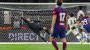 Kiper Real Madrid, Thibaut Courtois kemasukkan gol kedua oleh striker Barcelona, Fermin Lopez pada laga pramusim Soccer Champions Tour 2023 di AT&T Stadium, Arlington, Texas, Minggu (30/7/2023) dini hari WIB. (AP Photo/Jeffrey McWhorter)