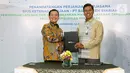 Direktur Utama BPJS Ketenagakerjaan (BPJAMSOSTEK) Anggoro Eko Cahyo (kanan) dan Direktur Utama Bank Aceh Haizir Sulaiman (kiri) menunjukkan naskah Perjanjian Kerja Sama dalam Rangka Pemberian Manfaat Layanan Tambahan (MLT) di Plaza BPJAMSOSTEK Jakarta, Kamis (24/03/2022). (Liputan6.com/Fery Pradolo)