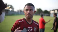 Bek sayap Bali United Ardi Idrus usai sesi latihan di Lapangan Gelora Trisakti, Legian. (Maheswara Putra/Bola.com)
