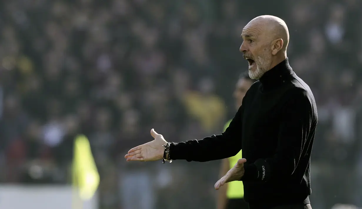 <p>Pelatih AC Milan, Stefano Pioli memberikan arahan kepada pemainnya saat bertanding melawan Salernitana pada pertandingan lanjutan Liga Serie A Italia di stadion Arechi di Salerno, Italia, Rabu (4/1/2023). Tambahan tiga angka belum membuat Milan beranjak dari posisi dua klasemen dengan 36 poin dari 16 pertandingan. (Alessandro Garofalo/LaPresse via AP)</p>