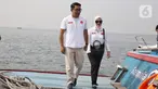 Calon Gubernur DKI Jakarta nomor urut 1 Ridwan Kamil (kanan) bersama istrinya Atalia Praratya saat tiba di salah satu pulau di Kepulauan Seribu, perairan Teluk Jakarta, Minggu (10/11/2024). (Liputan6.com/Angga Yuniar)
