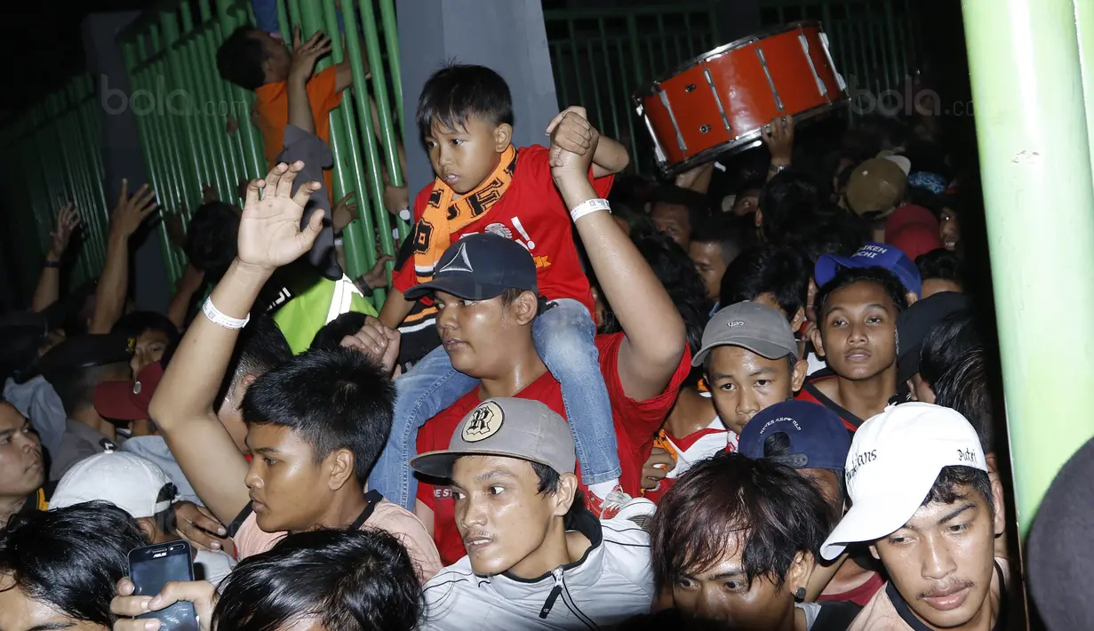 Para Jakmania berusaha masuk stadion Patriot, Bekasi, Minggu (12/11/2017). Pertandingan terakhir Persija di Liga 1 2017 ini membuat antusias Jakmania semakin tinggi untuk datang menyaksikan laga. (Bola.com/ M Iqbal Ichsan)