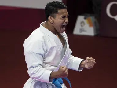 Karateka Indonesia, Ahmad Zigi Zaresta, merayakan kemenangan pada nomor kata cabang karate Asian Games XVIII di JCC Senayan, Jakarta, Sabtu (25/8/2018). Dirinya berhasil meraih medali perunggu. (Bola.com/Vitalis Yogi Trisna)