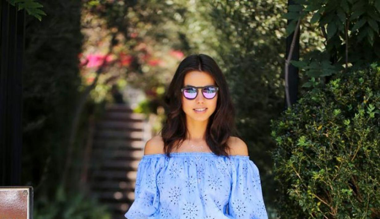 Tips Mix Match Baju  Off  The Shoulder  Untuk Tampil Stylish 