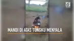 Seorang bocah nekat mandi di wajan besar di atas tungku api yang menyala,