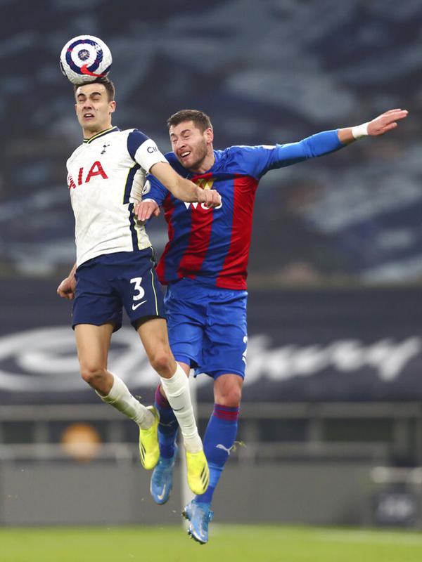 Pemain Tottenham Hotspur Sergio Reguilon (kiri) dan pemain Crystal Palace Joel Ward berebut bola udara pada pertandingan Liga Inggris di Stadion Tottenham Hotspur, London, Inggris, Minggu (7/3/2021). Tottenham Hotspur melumat Crystal Palace 4-1. (Clive Rose/Pool via AP)