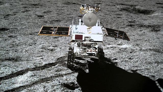 Rover penjelajah Bulan milik China, Yutu 2, dipotret menggunakan kamera dari pesawat pendarat Bulan milik China Chang'e 4 (kredit Badan Antariksa China)