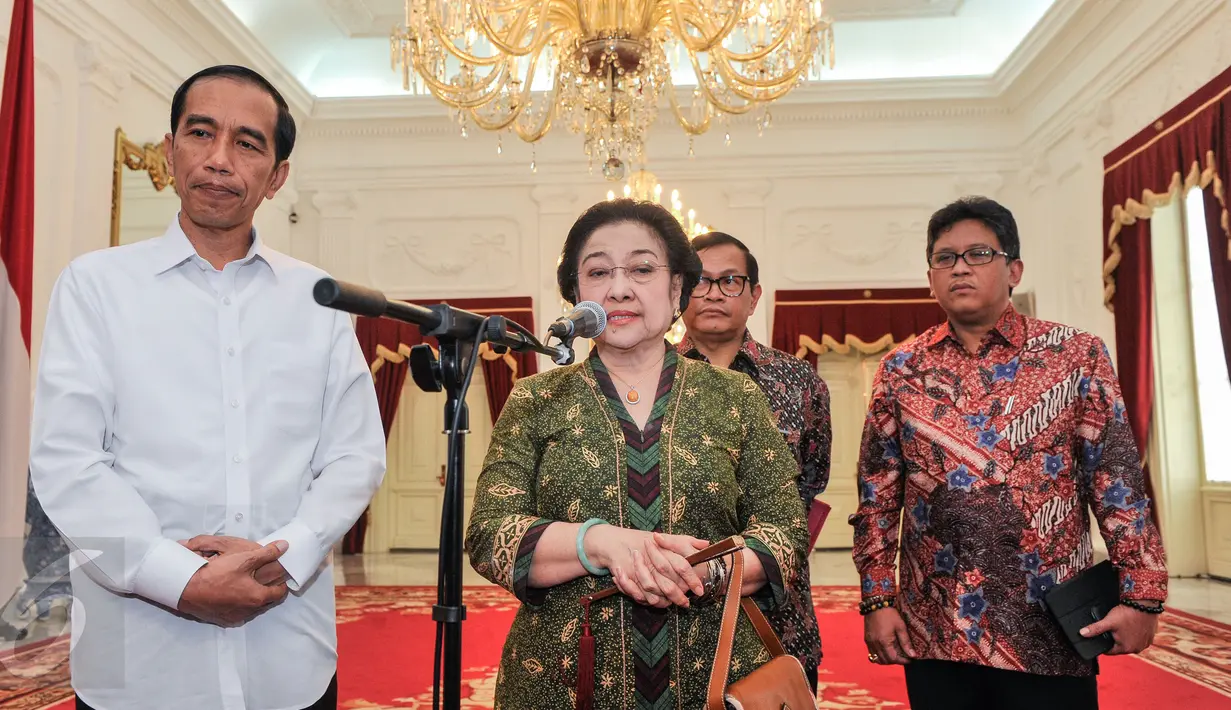 Ketua Umum PDI Perjuangan Megawati Soekarnoputri (tengah) memberi keterangan pers bersama Presiden Jokowi (kiri) di Istana Merdeka, Jakarta, (24/10/2015). Pertemuan juga membahas soal kebakaran hutan dan asap. (Liputan6.com/ Faizal Fanani)