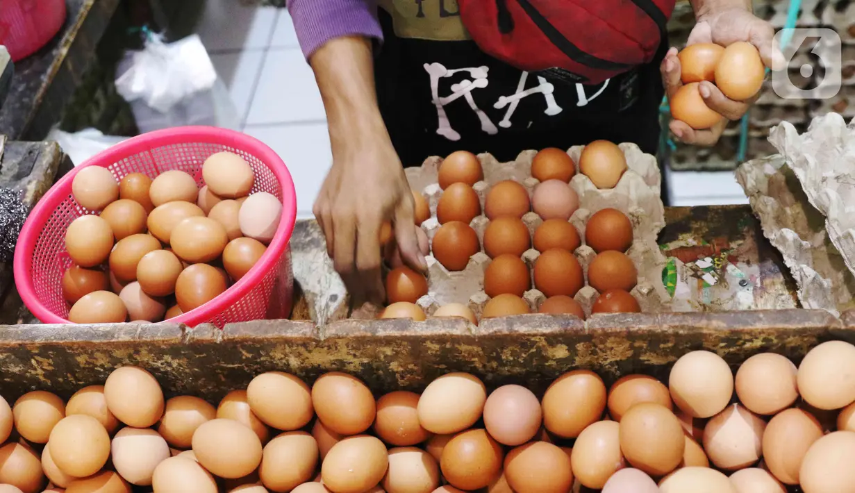Pedagang menata telur ayam dagangannya di Pasar Kelapa Dua, Kabupaten Tangerang, Banten, Rabu (29/12/2021). Kementerian Perdagangan mencatat meroketnya harga telur ayam di sejumlah wilayah jelang pergantian tahun. (Liputan6.com/Angga Yuniar)