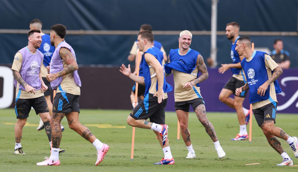 Juara bertahan Timnas Argentina akan menghadapi  Kolombia untuk memperebutkan gelar juara Copa America 2024 di Stadion Hard Rock, Amerika Serikat, pada Senin (15/7/2024) pagi WIB. (Carmen Mandato / GETTY IMAGES NORTH AMERICA / Getty Images via AFP)