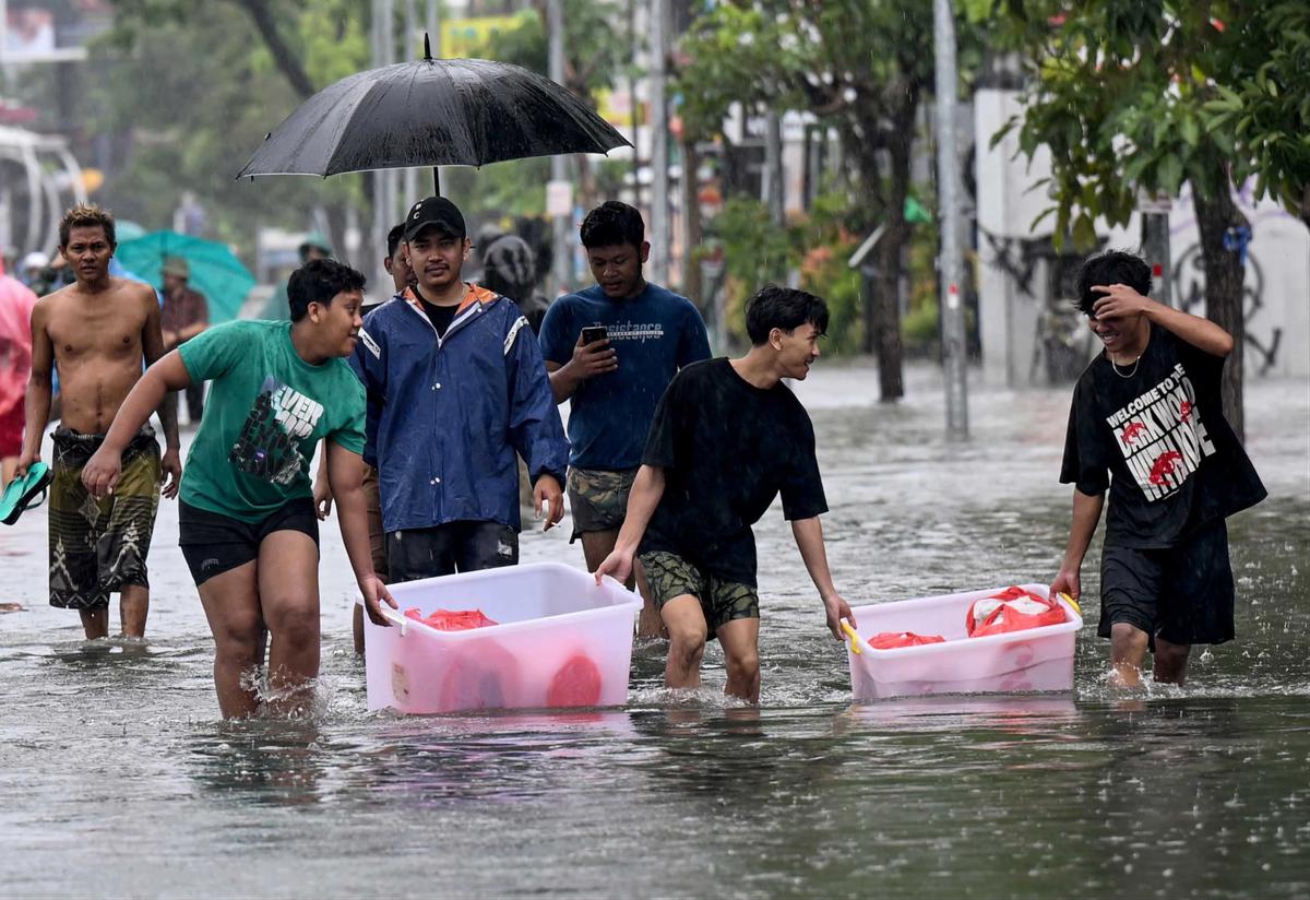 FOTO: Hujan Deras Picu Banjir di Kawasan Wisata Bali Selatan