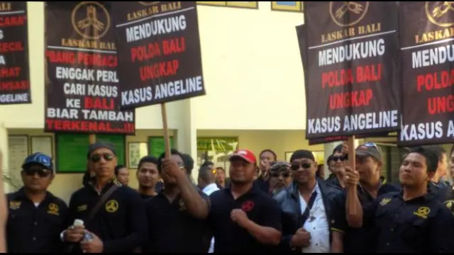 Ratusan pria berbadan tegap dari kelompok ormas besar di Bali telah bersiaga di depan Pengadilan Negeri (PN) Denpasar, Saat Sidang Praperadilan Kasus Angeline digelar. Sekitar 500 lebih pria berbadan tegap itu tampak membawa banner bertuliskan "Dukung Pol