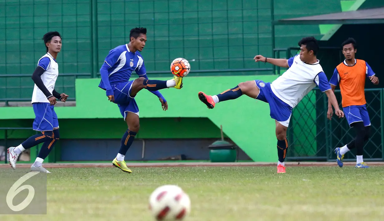 Skuat Arema saat menjalani sesi latihan terakhir di Stadion Gajayana Malang, Jumat (2/10/2015). Jelang laga menghadapi Sriwijaya FC, skuat Singo Edan menggeber sesi latihan secara tertutup. (Liputan6.com/Yoppy Renato)