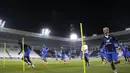 Para Pemain Prancis melakukan pemanasan selama sesi latihan di stadion Jassim Bin Hamad di Doha, Qatar, Senin, 12 Desember 2022.  Prancis berhasil lolos ke semifinal usai menyingkirkan Inggris dengan skor 2-1 pada babak perempat final. (AP Photo/Christophe Ena)