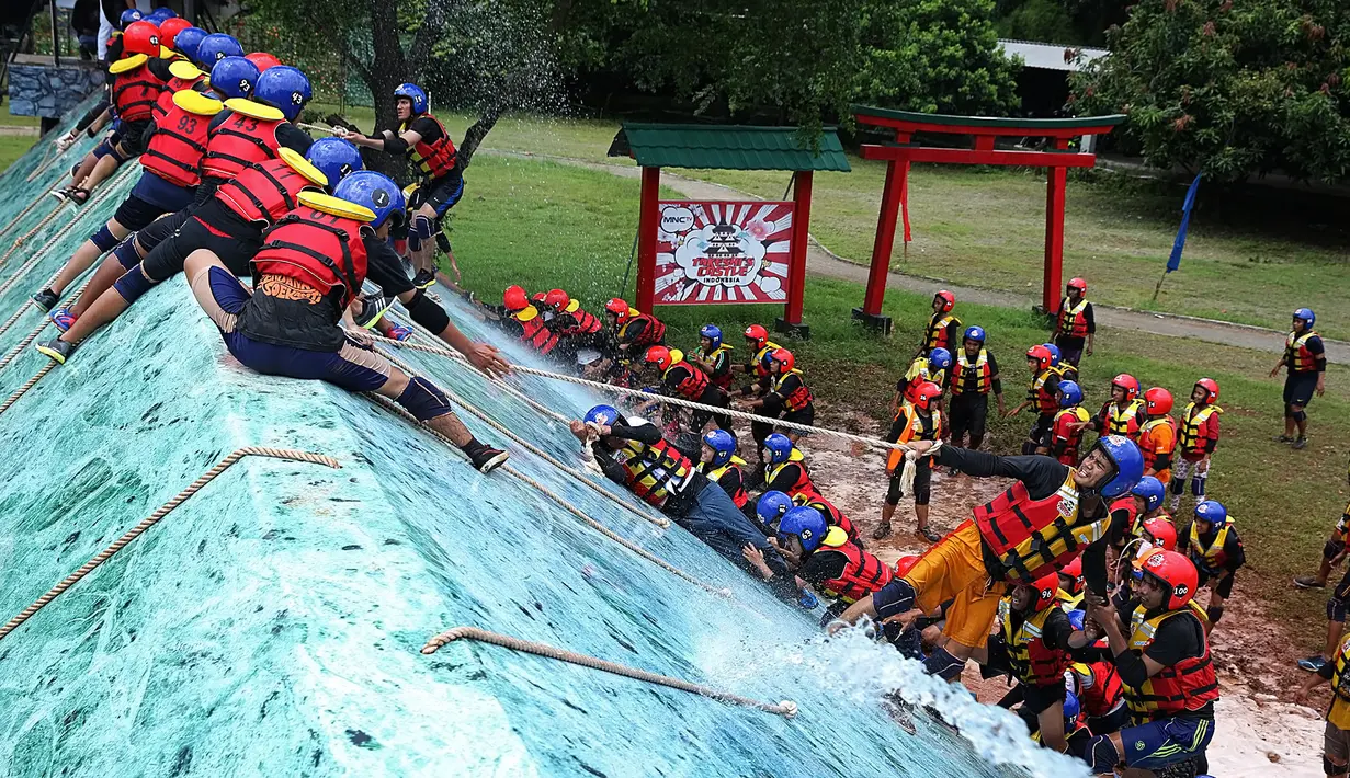 Rintangan Slippery Wall memiliki lahan yang berbentuk setengah segitiga. Tali-tali menjuntai pada sisi kemiringan sebagai pelengkap dan memiliki panjang yang beraneka ragam.  (Bambang E. Ros/Bintang.com)