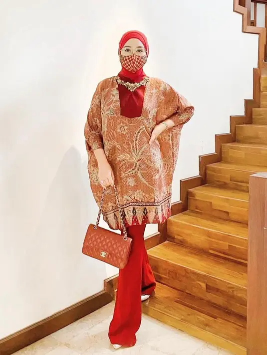 4. Bisa jadi inspirasi OOTD 17an, padukan tunik batik merah dengan celana cutbray dan hijab warna merah yang senada. (Instagram/dianpelangi).