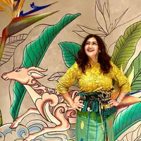 Baju Lebaran bergaya etnik ala Bella Saphira dengan obi dan kain tenun. [Foto: @bellasaphiraofficial]