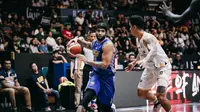 Duel sengit Prawira melawan Dewa United di semifinal IBL 2023