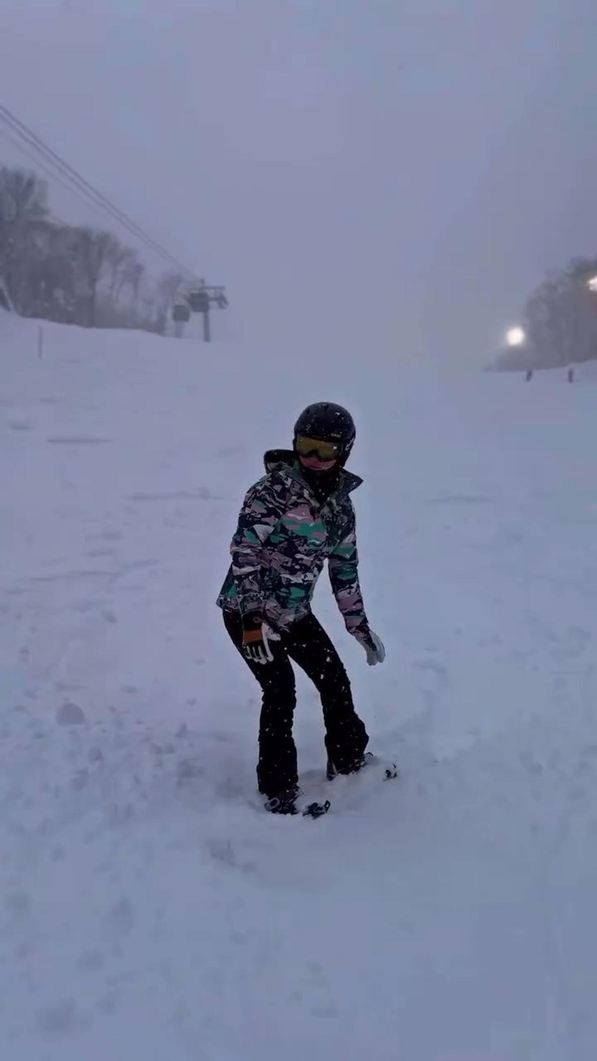 8 Potret Natasha Wilona Lakukan Snowboard di Tengah Salju, Aksinya Keren
