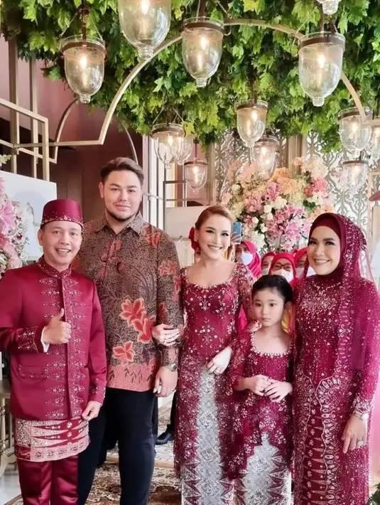 Maka tak heran, banyak doa dari penggemar dan rekan artis yang mengharapkan keduanya ikut menyusul sang adik ke pelaminan. Bagaimana menurutmu, Sahabat Fimela? (Instagram/inge_ayelia).