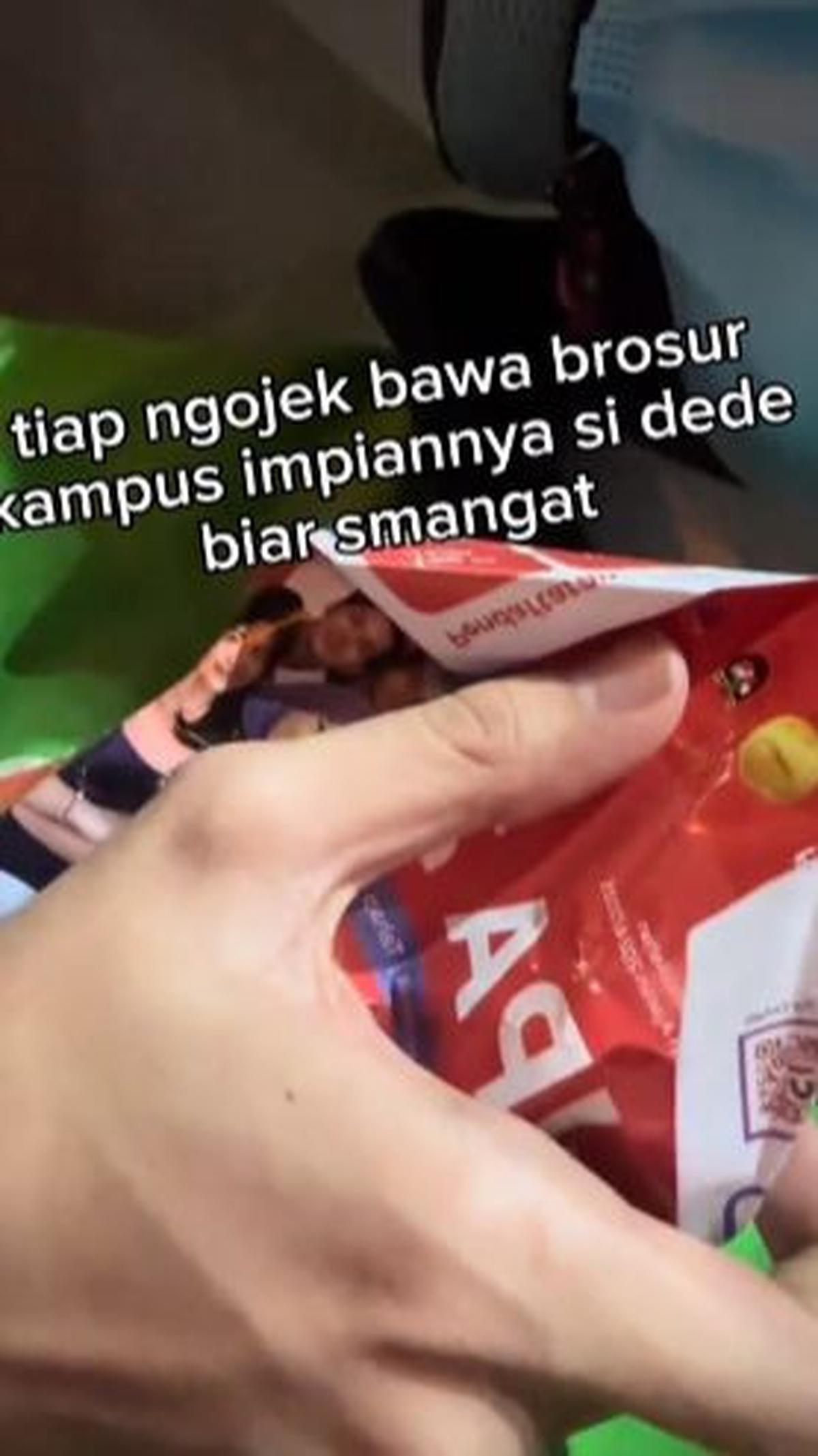 "Tiap ngojek bawa brosur kampus impiannya si dedek, biar semangat," lanjutnya.