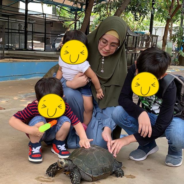 Tak Ingin Bahas Suami, Ini 6 Potret Risty Tagor Asuh Ketiga Anaknya