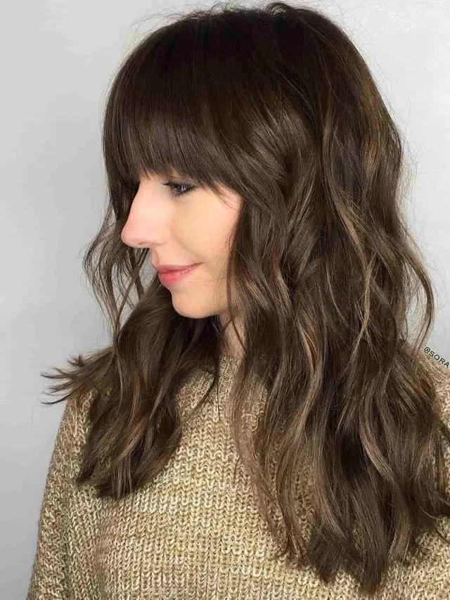 Model rambut oval layered style (Sumber: Dailysia.com)