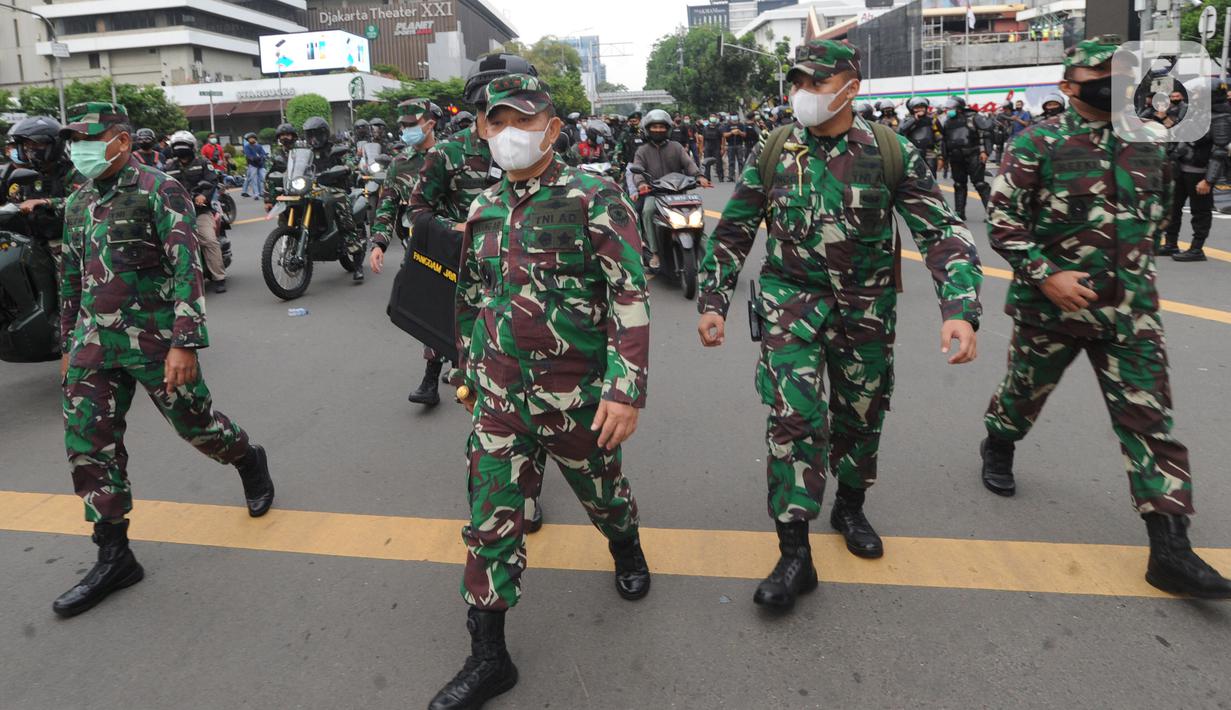Foto Pendekatan Humanis Marinir Tni Al Halau Massa Pendemo News Liputan6 Com