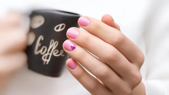 Gunakan Nail Polish Remover yang Tepat (Freepik)