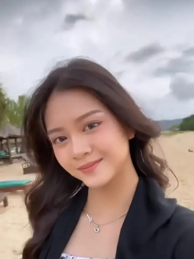 9 Potret Member JKT48 Liburan Sekaligus Syuting MV di Lombok
