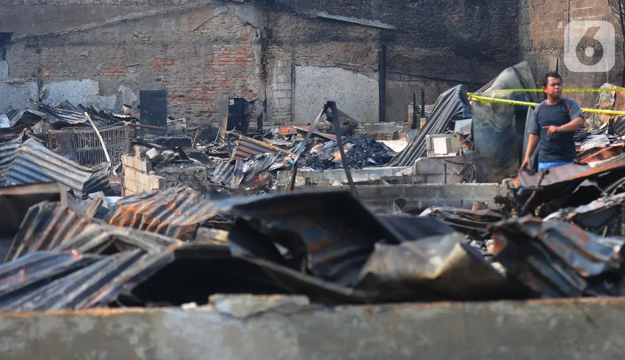 Peristiwa kebakaran itu diduga karena ada orang yang membakar sampah di sekitar lapak pemulung, sehingga merembet ke bangunan semi permanen tersebut. (merdeka.com/Imam Buhori)