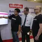 KI-Ka: Destya Danang Pradityo (Head of Payment & Financial Services Bukalapak), Halim Haryono (Deputi Direktur Pengelolaan Investasi OJK), Muhammad Hanif (Direktur Pengembangan Bisnis tanamduit) menunjukkan fitur tanamduit di aplikasi Bukalapak.